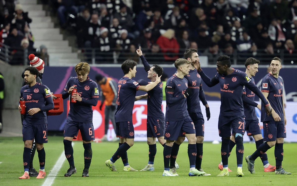 epa11788646 Paul Nebel of Mainz (C) celebrates with teammates after scoring the 0-3 goal during the German Bundesliga soccer match between Eintracht Frankfurt and 1.FSV Mainz 05, in Frankfurt Main, Ge ...