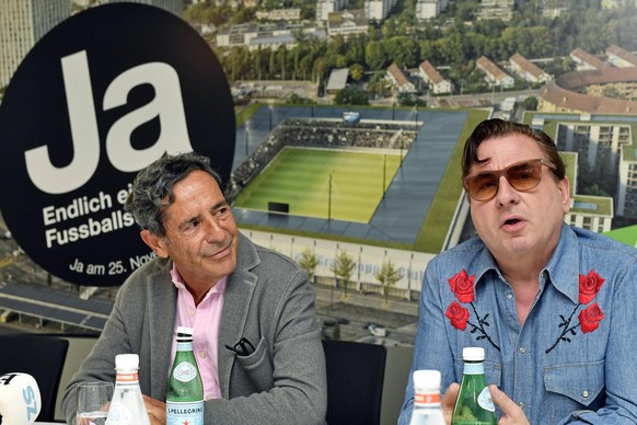 Das ProKomitee fuer ein neues Fussballstadion in Zuerich mit Medienpionier Roger Schawinski, links, und Schauspieler Beat Schlatter, rechts, an einer Medienkonferenz in Zuerich am Freitag, 21. Septemb ...