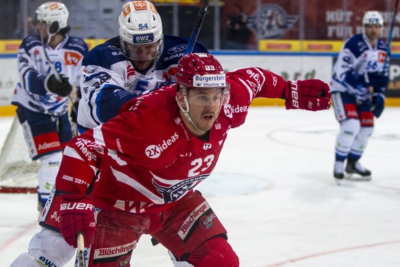 ZSC Lions Verteidiger Christian Marti, hinten, gegen SC Rapperswil-Jona Lakers Stuermer Nico Duenner waehrend dem Eishockey-Meisterschaftsspiel der National League zwischen den SC Rapperswil-Jona Lake ...