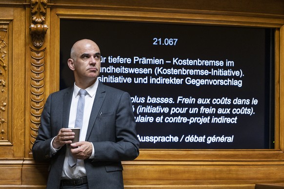 Bundesrat Alain Berset hoert einem Votum in der Debatte um die Initiative fuer tiefere Krankenkassenpraemien zu, an der Sommersession der Eidgenoessischen Raete, am Dienstag, 31. Mai 2022 im Nationalr ...