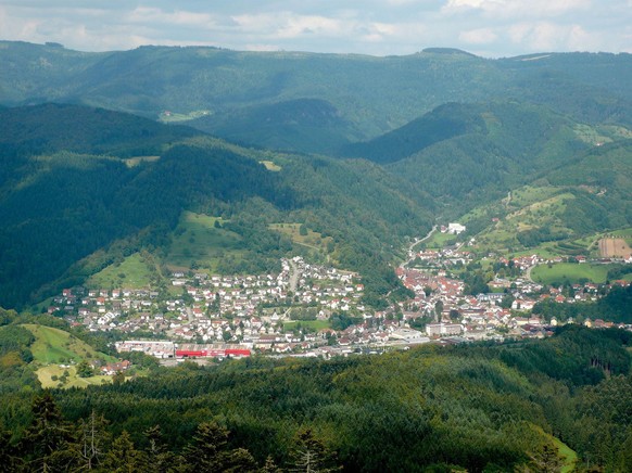 Das steile Gelände rund um Oppenau erschwert die Suche nach dem Verdächtigen.