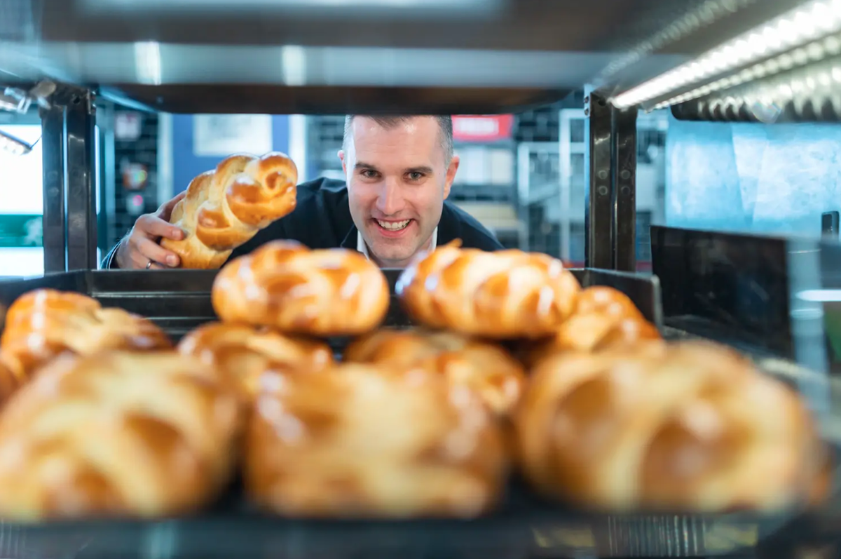 Nicholas Pennanen, le patron de Lidl Suisse, souhaite fabriquer des petits pains plus gros avec Lidl en Suisse. Il a pris son poste à l’été 2023.