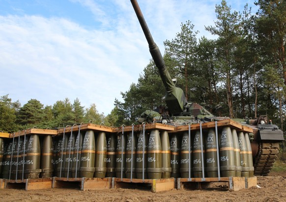 Eine Panzerhaubitze 2000 der Bundeswehr mit entsprechender Munition, hier Exerziermunition vom Typ vom Typ EX DM30 DR54. Bundeskanzler Olaf Scholz besucht die Ausbildungs- und Lehrübung des Heeres ALÜ ...