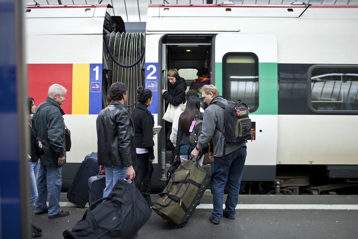 ARCHIVBILD ZUR VERGABE DER FERNVERKEHRSKONZESSIONEN DURCH DAS BAV, AM MONTAG, 23. OKTOBER 2017 - Travelers board an InterCity tilting train of the Swiss Federal Railways SBB in the main train station  ...