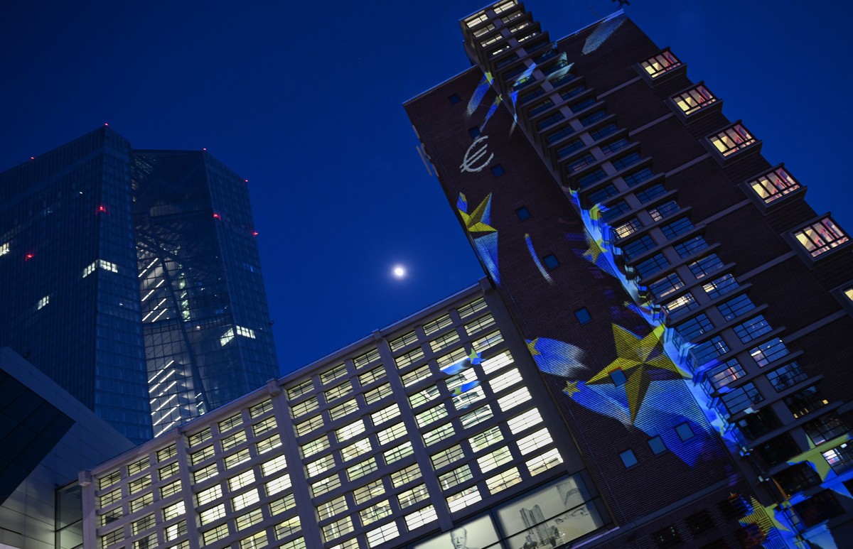 dpatopbilder - 08.05.2025, Hessen, Frankfurt/Main: Bilder von Sternen und Euro-Zeichen werden am Abend an der Europ