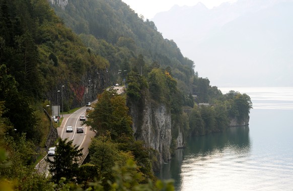 ARCHIV - Die Nordsuedverbindung der Axenstrasse auf der A4 zwischen Brunnen im Kanton Schwyz und Flueelen im Kanton Uri bei Brunnen, hier aufgenommen am Freitag, 26. September 2014, soll in den naechs ...