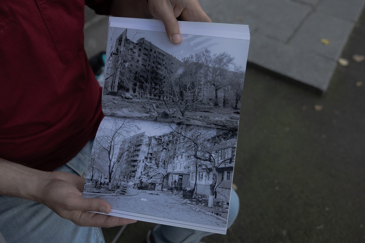 Yevgen Sosnovsky expose les photos de sa maison détruite par l'armée russe.