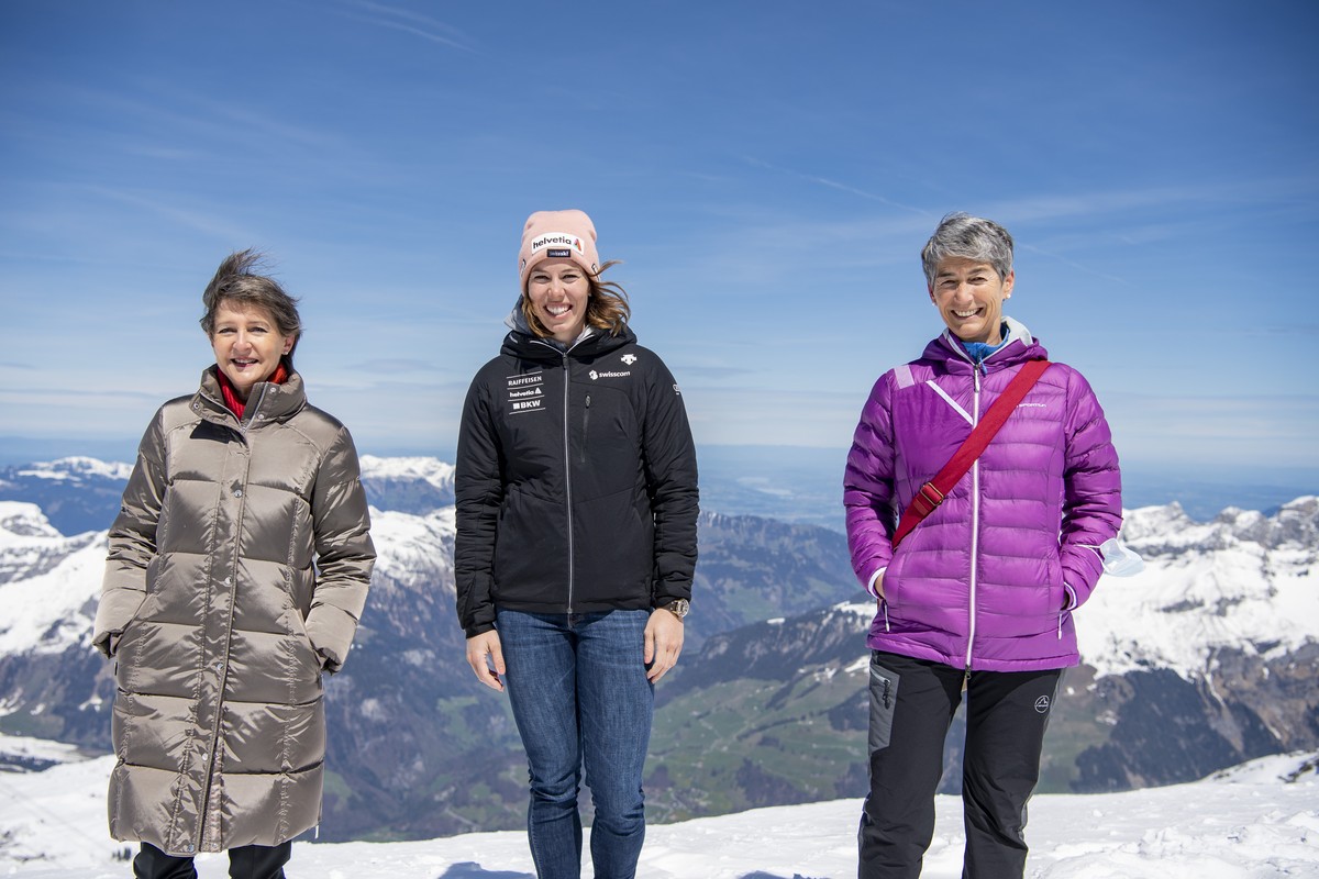 Bundesraetin Simonetta Sommaruga, links, Skifahrerin Michelle Gisin, Mitte, und Praesidentin SAC Francoise Jaquet, rechts, posieren auf dem Titlis anlaesslich eines Gipfeltreffens des Projekts "P ...