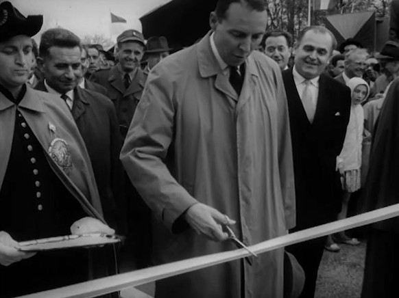 Bundesrat Hans Peter Tschudi bei der Eröffnung der Autobahn Lausanne-Genf, 1964.
https://www.recherche.bar.admin.ch/recherche/#/de/archiv/einheit/21687045