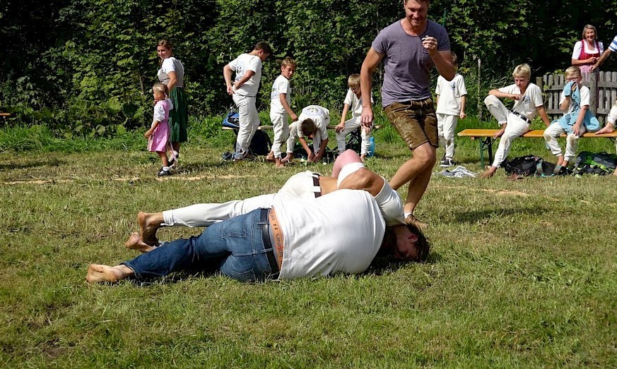 Christian Stucki ranggelt – und wird plötzlich rücklings auf die Wiese gedrückt.