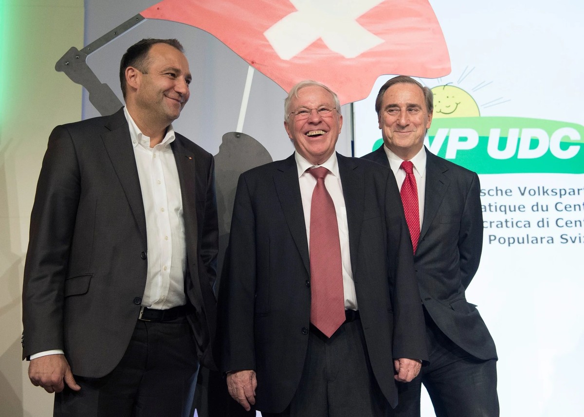 Le conseiller national UDC Thomas Matter (à gauche) avec les figures emblématiques du parti Christoph Blocher et le concessionnaire automobile Walter Frey.