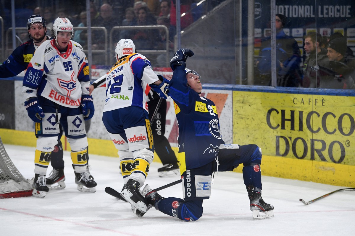Ambri's player Diego Kostner, center, celebrates the 6 - 2 goal during a National League regular season game between HC Ambri-Piotta and EHC Kloten at the Gottardo Arena (New Valascia) in Ambri,  ...
