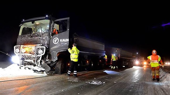 Kiruna Schweden Auf einer Fahrt auf einer Landstrasse im Norden Schwedens sind am 11. Januar 2019 sechs Schweizer ums Leben gekommen. Ihr Kleinbus war frontal mit einem Lastwagen zusammengestossen. Di ...