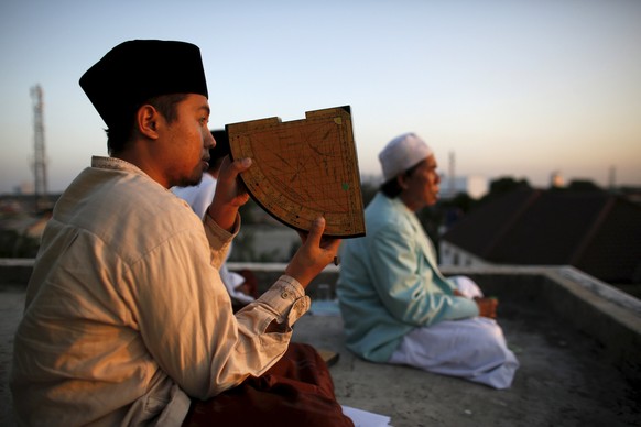 Mit diesem Instrument wird die genaue Position des Mondes ausgemessen, um das Ende des Ramadan zu bestimmen. Hier in Jakrata.