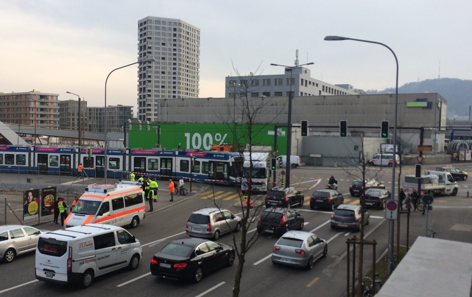 Tram kollidiert mit Lastwagen.