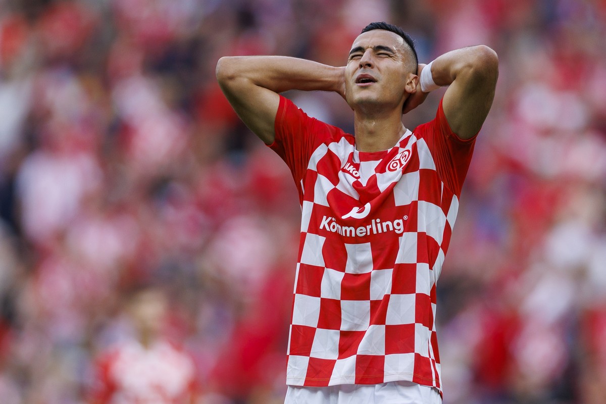 epa10892076 Mainz?s Anwar El Ghazi reacts during the German Bundesliga soccer match between 1. FSV Mainz 05 and Bayer 04 Leverkusen in Mainz, Germany, 30 September 2023. EPA/CHRISTOPHER NEUNDORF CONDI ...