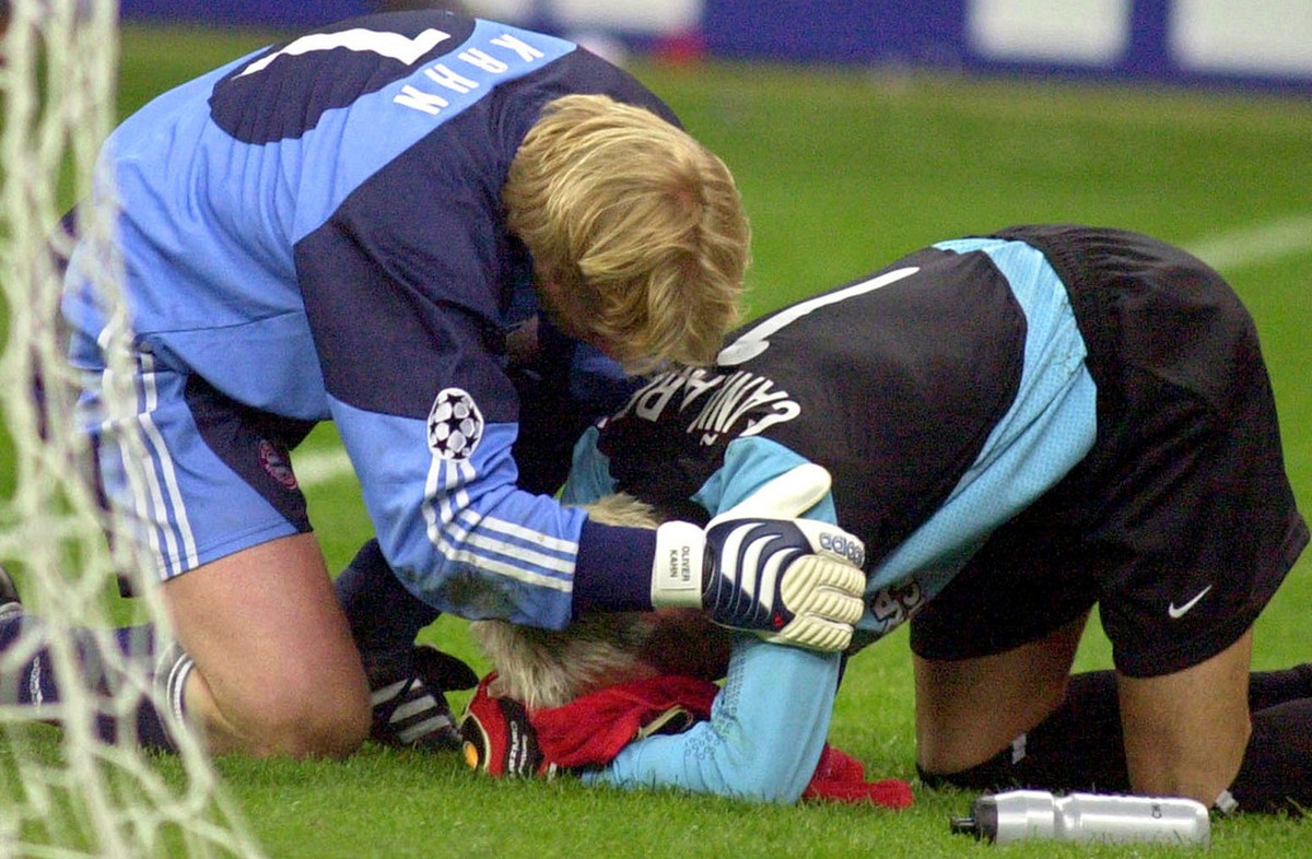 Bayern Munich goalie Oliver Kahn, left, consoles Valencia's goalie Santiago Canizares after Bayern Munich won the shooutout and captured the Champions League trophy at the San Siro stadium in Mil ...