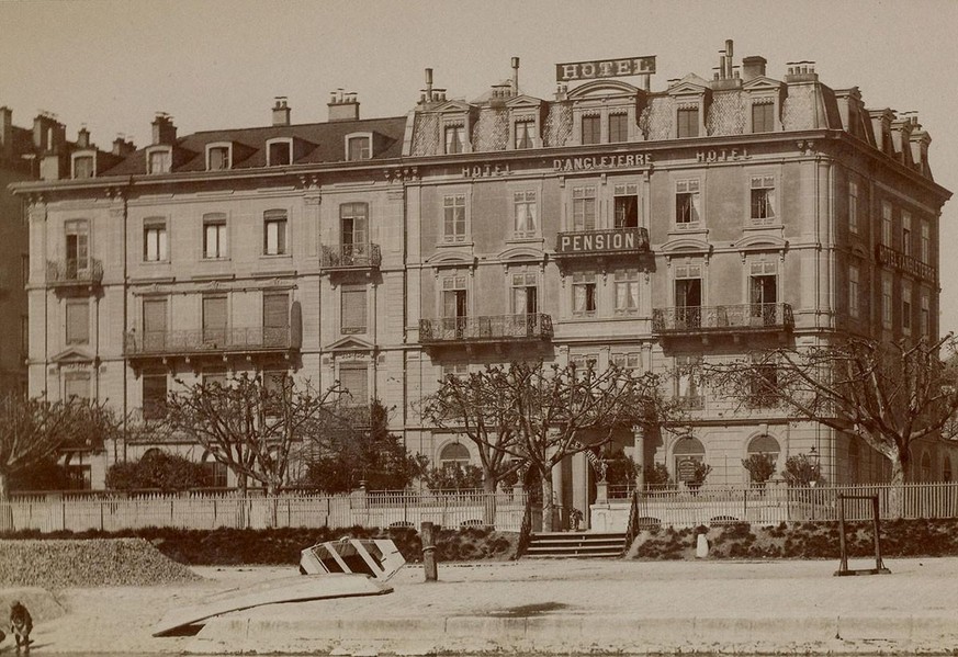 Im Hotel d&#039;Angleterre in Genf versteckt sich das Quartett. 
https://notrehistoire.ch/entries/0lyYK7MwYnw