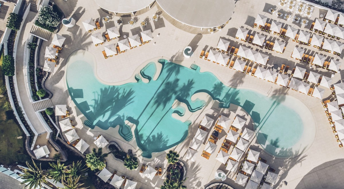 Die grosszügige, moderne Poollandschaft.