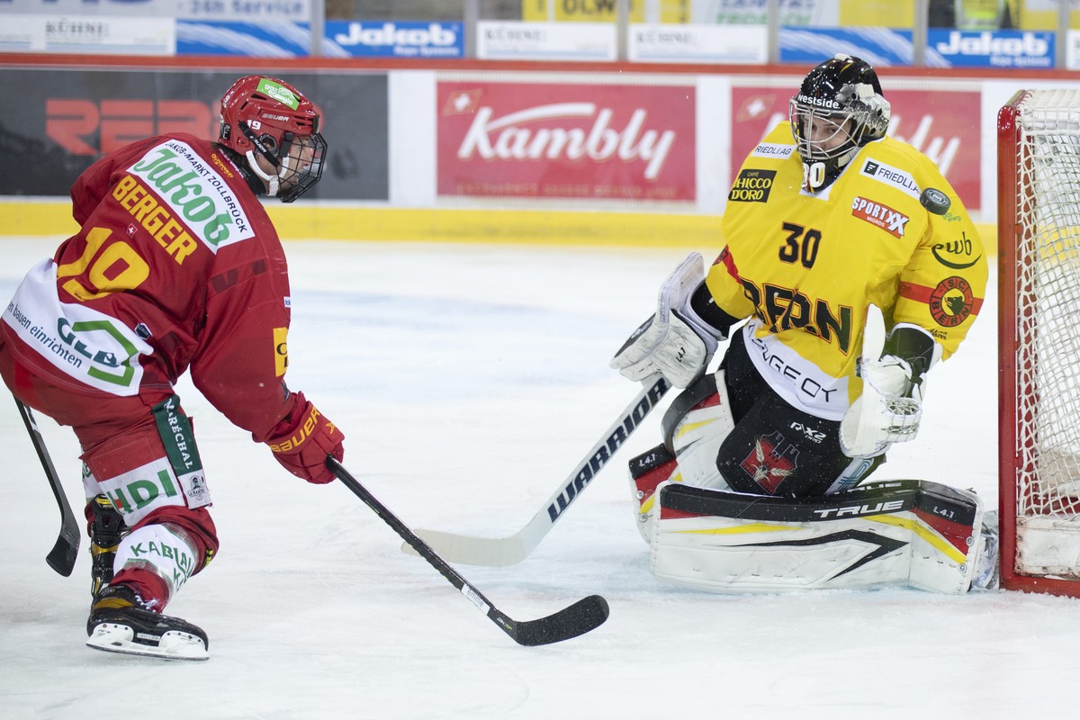 Tigers Pascal Berger, links, verpasst eine Chance gegen Berns Goalie Philip Wuethrich, waehrend dem Qualifikations-Spiel der National League, zwischen den SCL Tigers und dem SC Bern, am Freitag 29. Ok ...