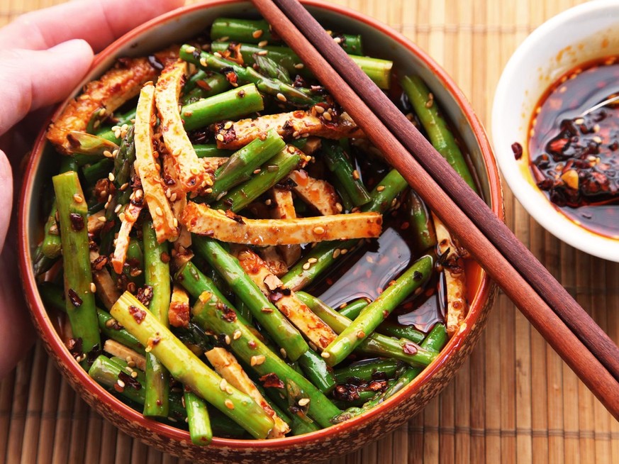 Rezept <a href="http://www.seriouseats.com/recipes/2015/03/sichuan-style-asparagus-tofu-salad-recipe.html" target="_blank"><em>hier</em></a> (Englisch).
