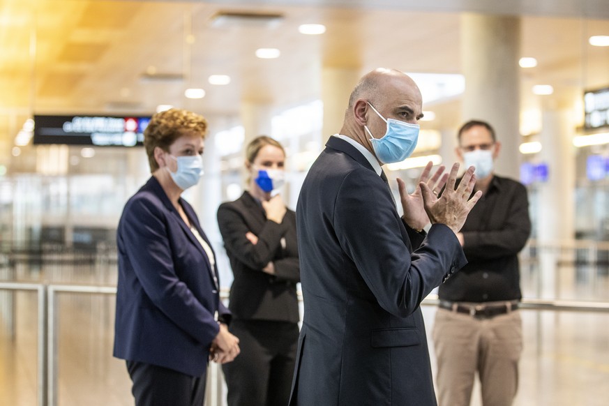 Bundesrat Alain Berset, 2. von rechts, im Gespraech bei seinem Besuch am Flughafen Zuerich, mit Regierungspraesidentin Silvia Steiner, Gesundheitsdirektorin Natalie Rickli, und Sicherheitsdirektor Mar ...