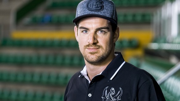 Reto Berra, neuer Torhueter des HC Fribourg-Gotteron, posiert in der BFC-Arena nach einer Medienkonferenz des HC Fribourg-Gotteron in Fribourg, am Freitag, 28. April 2017. (KEYSTONE/Thomas Hodel)