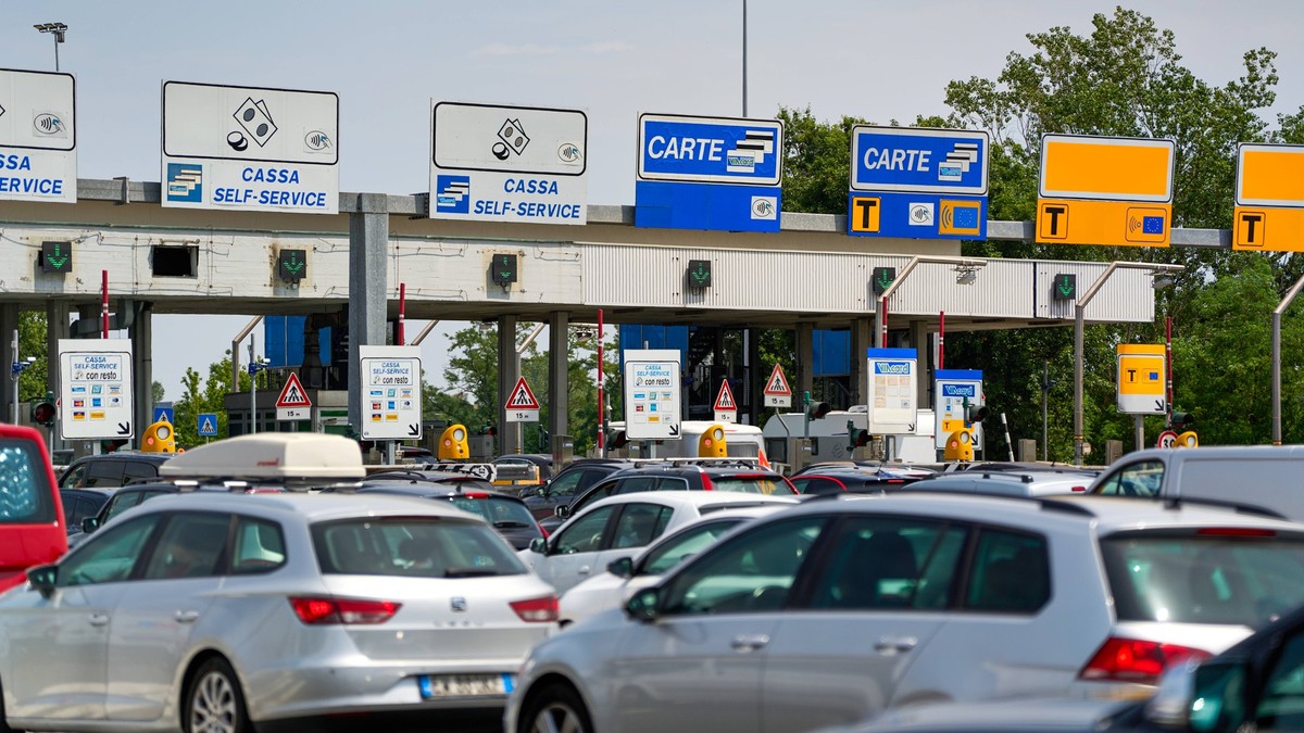 Autostrada, Italy - June 15, 2025: Italian toll booth with waiting vehicles: cars jam in front of the barriers, while various lanes for card payment and self-service are visible. Typical scene on busy ...