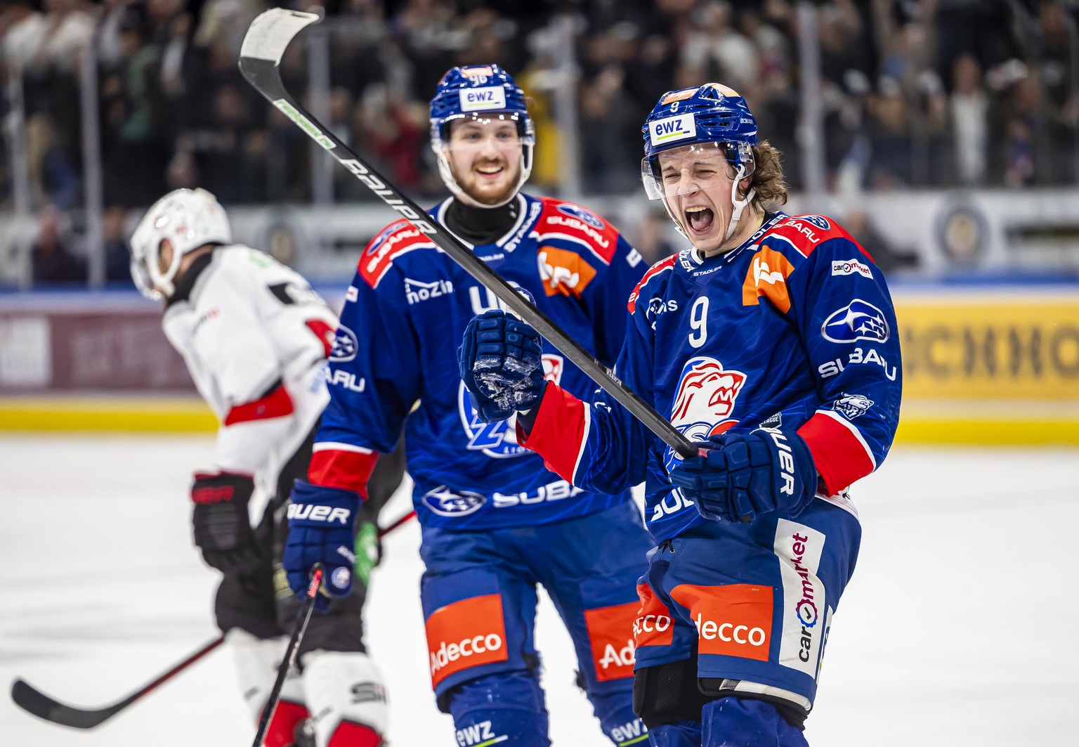 Vinzenz Rohrer (ZSC) (rechts) jubelt mit Dean Kukan (ZSC) (links) nach seinem Tor zum 2:0 im fuenften Playoff Final Eishockeyspiel der National League zwischen den ZSC Lions und Lausanne HC, am Donner ...