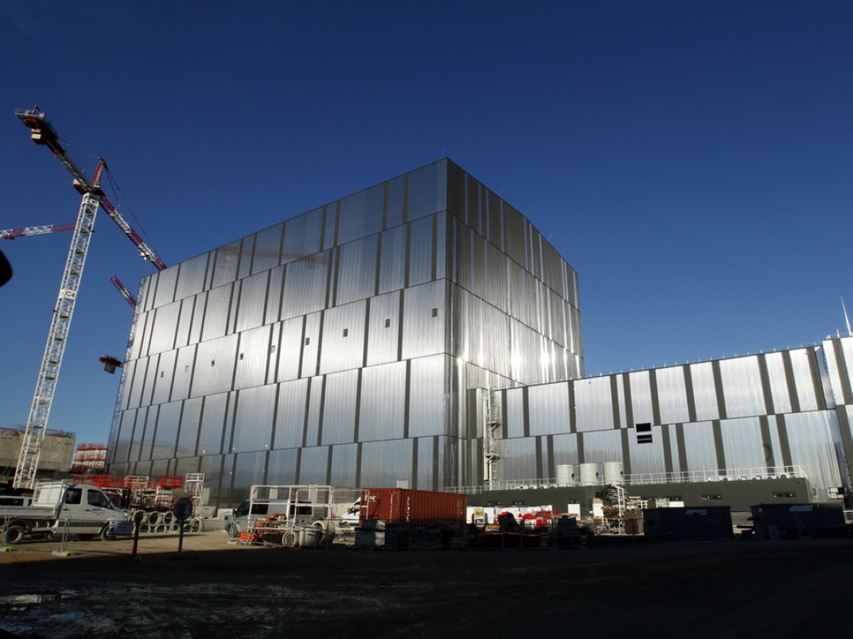 Montagehalle f�r die franz�sische Kernfusions-Versuchsanlage Iter. Am Dienstag war Baustart, 2035 soll das klimafreundliche Ding laufen. Eine teure Trocken�bung, sagen Kritiker. Denn verwertbarer Stro ...