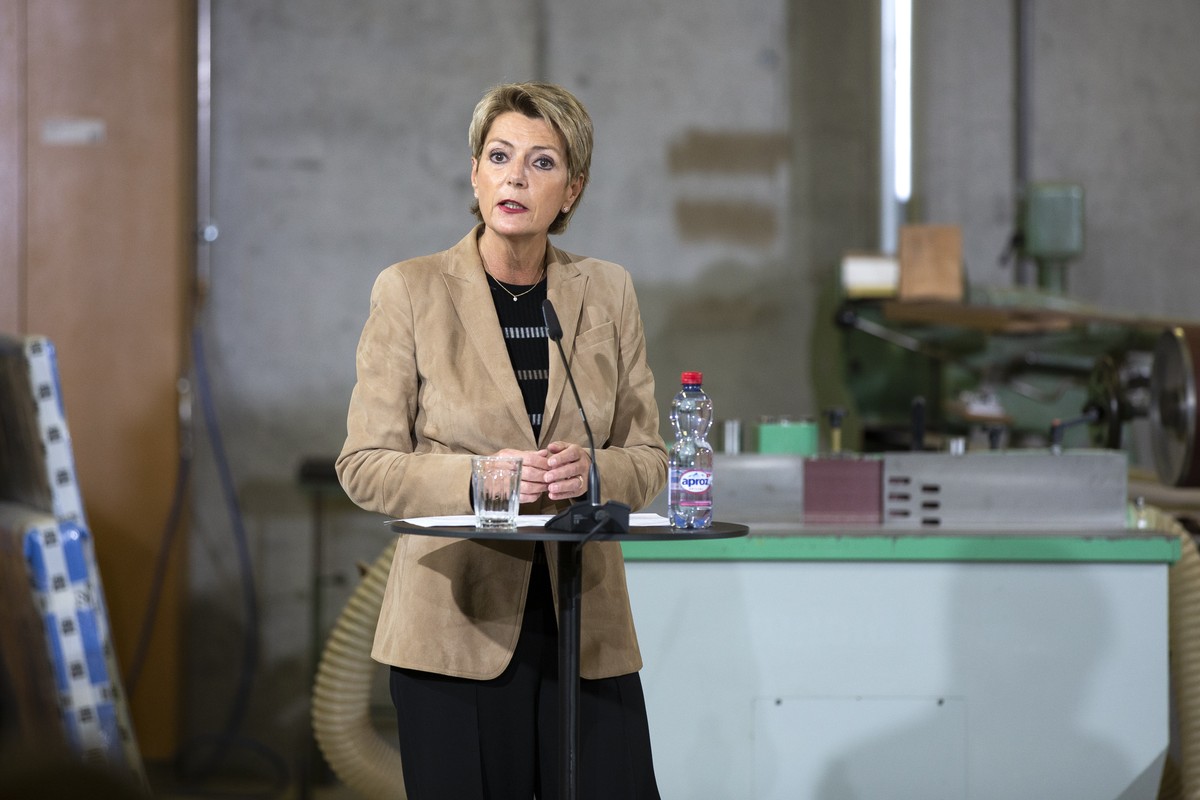 Bundesraetin Karin Keller Sutter aeussert sich zur Initiative "Fuer verantwortungsvolle Unternehmen - zum Schutz von Mensch und Umwelt", am Dienstag, 27. Oktober 2020 in der Schreinerei Roet ...
