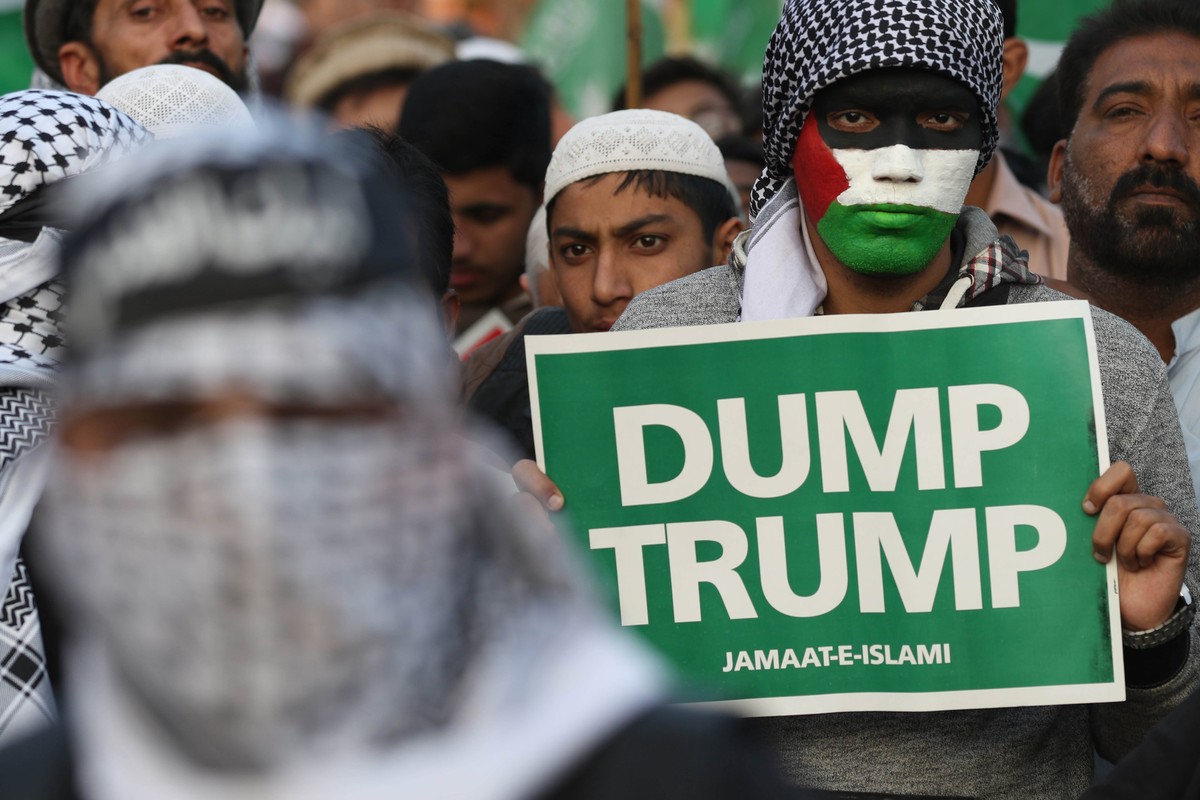 epa06395986 Supporters of Islamic political party Jamat-e-Islami rally against the US President Trump's decision to accept the Jerusalem as Israel's capital, in Karachi Pakistan, 17 December ...