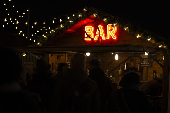 Eine Bar auf dem Zuercher Wienachtsdorf am Bellevue , fotografiert am Dientsag, 10. Dezember 2024 in Zuerich. (KEYSTONE/Til Buergy)