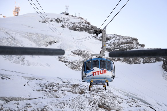 Diese Titlis Rotair Seilbahn ist 30 Jahre alt und wird bald ersetzt, fotografiert am 24. Oktober 2014, in Engelberg. Die zwei neusten Rotair Seilbahnkabinen der Titlis Bergbahn werden mit einem Heliko ...