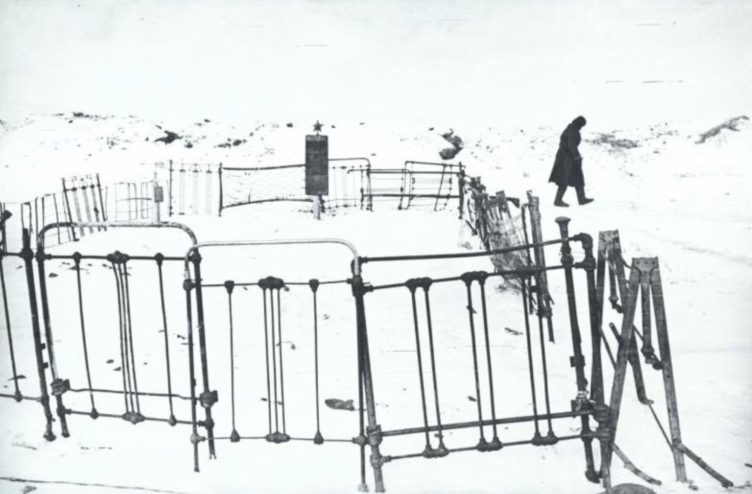 185 / 5.000
Ein einsamer sowjetischer Soldat verlässt das Grab seiner Waffenbrüder am Ufer der Wolga in Stalingrad. 478.000 bis 675.000 Soldaten der Roten Armee starben in den brutalen Kämpfen. Februa ...