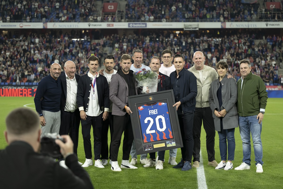 Fabian Frei, fuenfter von links, wird von Massimo Ceccaroni, Karl Odermatt, Valentin Stocker, Behrang Safari, Marco Streller, Daniel Stucki, Beni Huggel, David Degen, Dan Holzmann, Ursula Rey-Krayer u ...