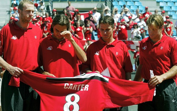 Das Schweizer Tennisteam mit Marc Rosset, Roger Federer, Michel Kratochvil und George Bastl, von links, gedenken zum Auftakt des Doppel Marokko gegen die Schweiz am Tennis Davis Cup in Casablanca am S ...