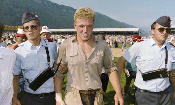 Adrian Kaeser gewinnt im Schlussgang gegen Eugen Hasler und wird am 21. August 1989 in Stans beim Eidgenoessischen Schwing- und Aelplerfest Schwingerkoenig. Hier verlaesst Kaeser in Begleitung von zwe ...