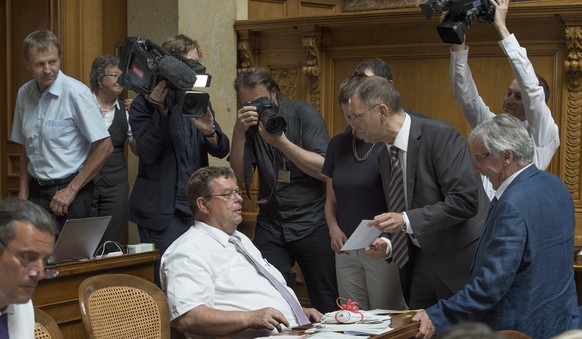 Toni Bortoluzzi (SVP/ZH), Mitte, erhaelt von Hans-Peter Portmann (FDP/ZH), Mitte rechts, im Namen aller Fraktionen einen Waschlappen geschenkt fuer seine schwulenfeindlichen Aeusserungen betreffend fe ...