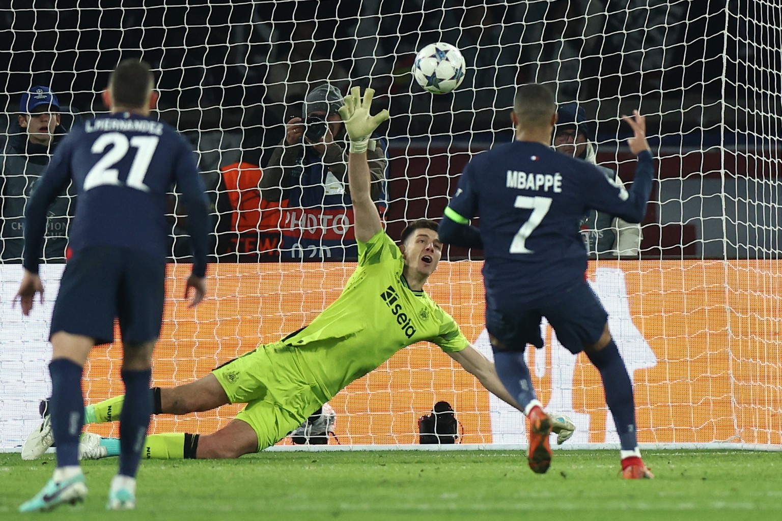 epa11000203 Kylian Mbappe of PSG celebrates scores the 1-1 goal from the penalty spot during the UEFA Champions League group F match between Paris Saint-Germain and Newcastle United in Paris, France,  ...