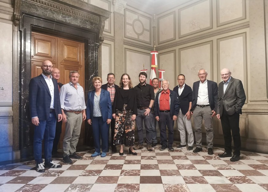 Treffen in Bern: Die Delegation aus dem Berner Oberland (mit Daniel Studer, erster v.l.) trifft sich mit Verteidigungsministerin Viola Amherd und der Berner Regierungspräsidentin Evi Allemann.