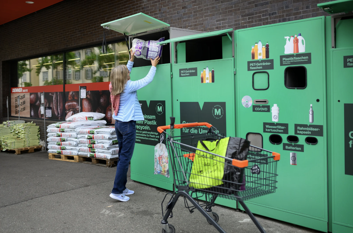 In Bern ist das Recypac-System bereits im Einsatz: Die Migros hält dennoch auch künftig an den bisherigen Recycling-Stationen fest - im Gegensatz zu Coop.
