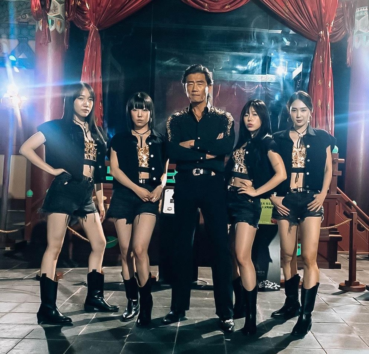 Mr. Moon et ses cheerleaders.