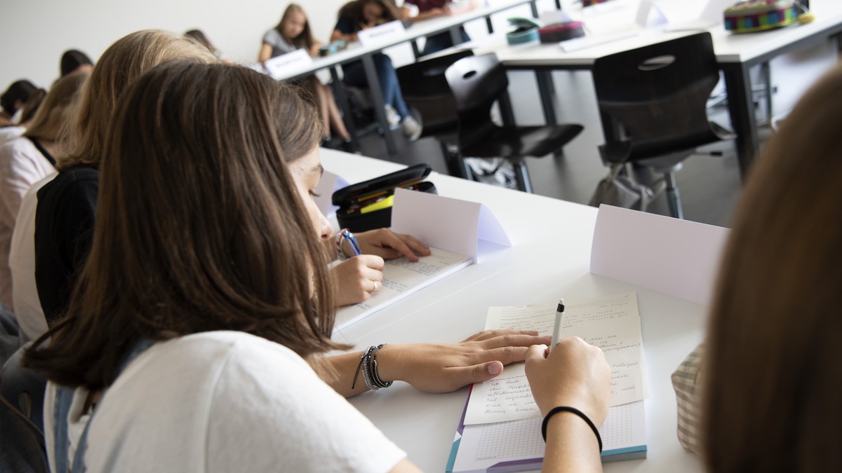Der Unterricht einer Gymnasialklasse anlaesslich der Eroeffnung der neuen Kantonsschule Uetikon am See, am Montag, 20. August 2018, in Uetikon am See. Das neue Gymnasium bietet 500 Schuelerinnen und S ...