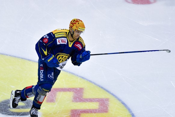 Der Davoser PostFinance TopScorer Enzo Corvi beim Einlaufen, im Eishockey-Qualifikationsspiel der National League zwischen dem HC Davos und den SCL Tigers, am Freitag, 22. Januar 2021, im Eisstadion D ...