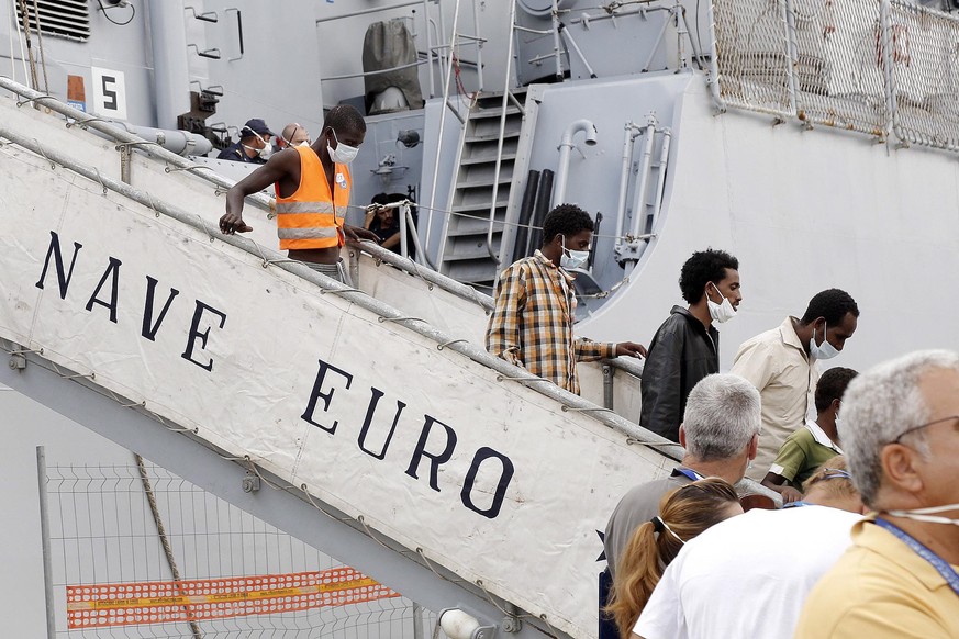 Im Rahmen der Aktion «Mare Nostrum» gerettete Migranten verlassen ein Schiff der italienischen Küstenwache.&nbsp;