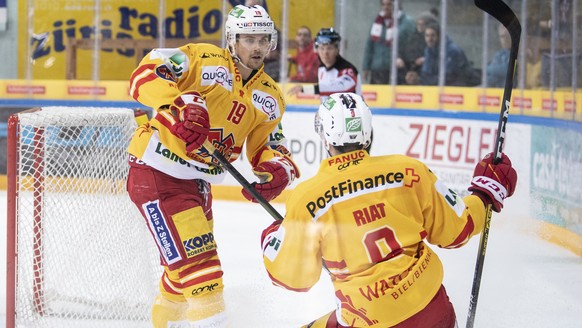 Biels Roman Karaffa und David Ullstroem jubeln nach ihrem 6:4 Tor im Eishockeyspiel der National League zwischen den Rapperswil-Jona Lakers und dem EHC Biel am Freitag, 24. Januar 2020, in der St. Gal ...