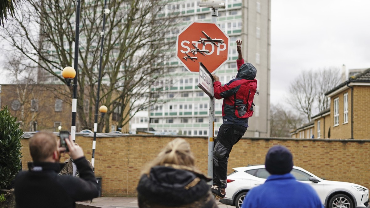 London police arrest the second man