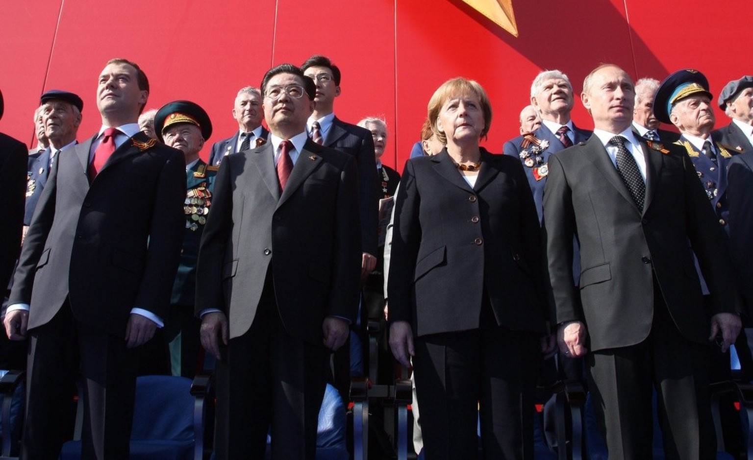 epa02149481 (L-R) Russian President Dmitry Medvedev, Chinese President Hu Jintao, German Chancellor Angela Merkel, Russian Prime Minister Vladimir Putin, and Russian World War II veterans attend the V ...