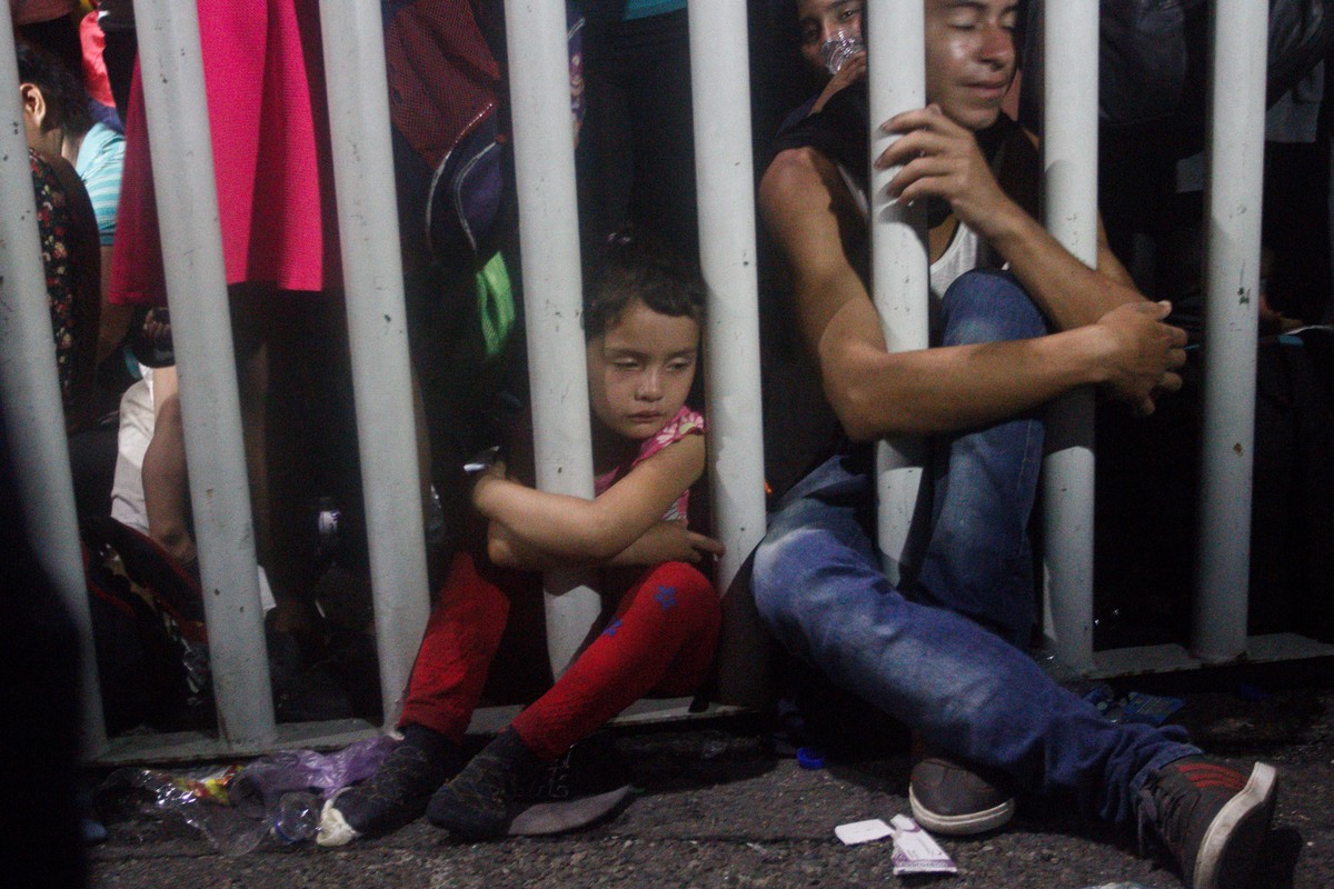 epa07107535 Honduran migrants rest on the banks of Suchiate River in Ciudad Hidalgo, in the state of Chiapas, Mexico, 20 October 2018. On Friday, Honduran migrants invaded Mexico across the border fro ...